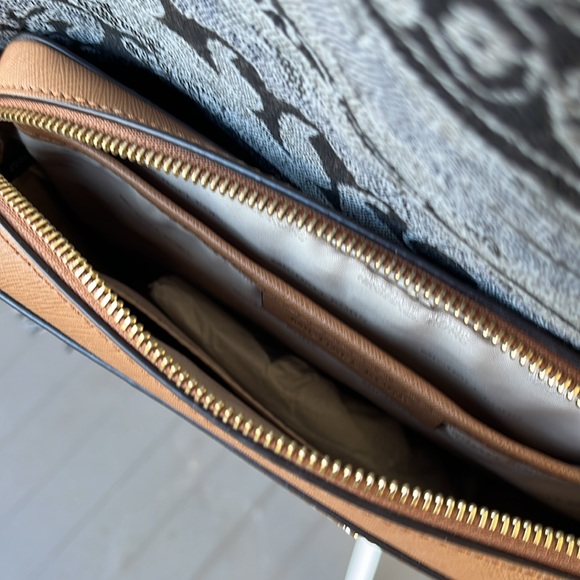 Michael Kors purse- like new condition - Picture 4 of 5